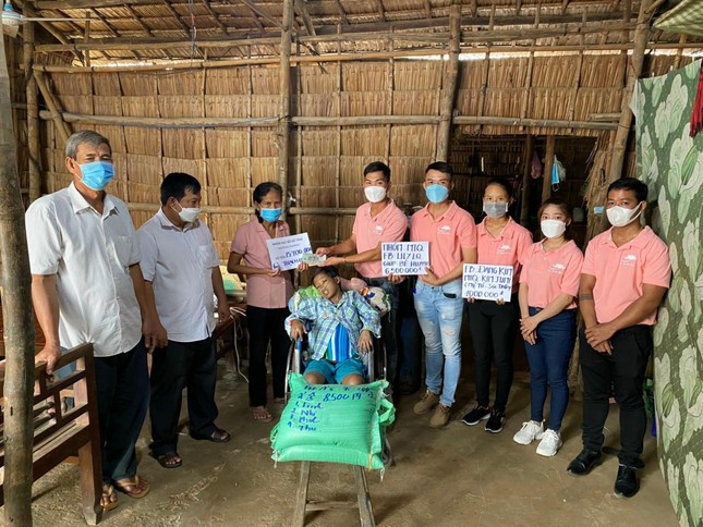 Nhóm Phật tử Hạt Bồ Đề Tâm trao tiền giúp đỡ đến gia đình em Thạch Huynh