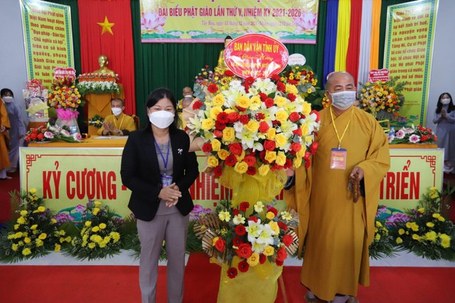 Ban Dân vận tỉnh ủy tặng hoa chúc mừng đại hội