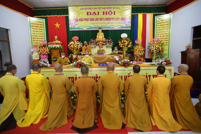 Hòa thượng Thích Đồng Tiến sách tấn tân Ban Trị sự Phật giáo huyện Tây Hòa, nhiệm kỳ 2021-2026