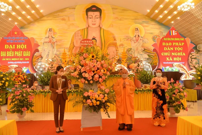 Lãnh đạo huyện An Dương tặng hoa chúc mừng đại hội