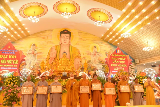 Tập thể, cá nhân nhận Bằng tuyên dương công đức