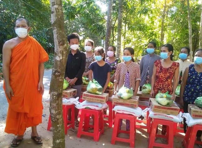 Thượng tọa Thạch Sê Tha trao quà đến người dân khó khăn
