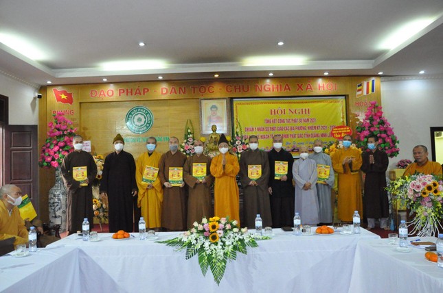 Ban Trị sự GHPGVN tỉnh trao quyết định chuẩn y nhân sự Ban Trị sự Phật giáo các huyện, thị xã, thành phố