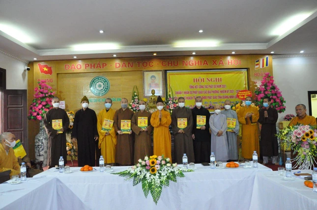 Ban Trị sự GHPGVN tỉnh trao quyết định chuẩn y nhân sự Ban Trị sự Phật giáo các huyện, thị xã, thành phố Ban Trị sự GHPGVN tỉnh trao quyết định chuẩn y nhân sự Ban Trị sự Phật giáo các huyện, thị xã, thành phố