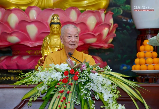 Trưởng lão Hòa thượng Viện trưởng thăm hỏi và khích lệ Tăng Ni sinh viên