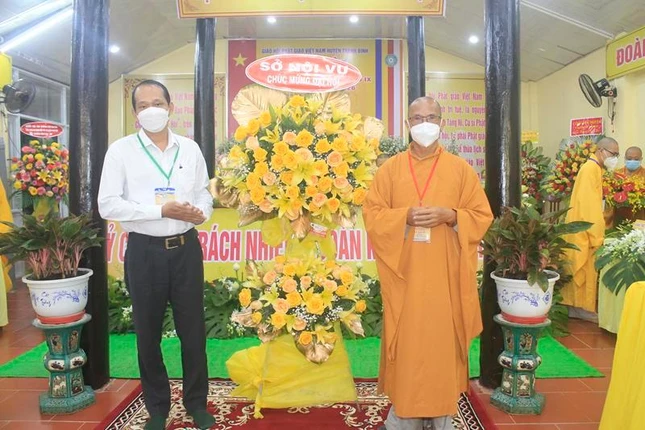 Sở Nội vụ tỉnh Đồng Tháp tặng hoa chúc mừng đại hội