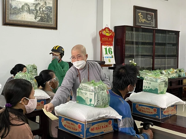 Ni trưởng Thích nữ Từ Nhẫn, trụ trì chùa Phước Viên tận tay trao quà đến người khiếm thị - Ảnh: Như Hòa Ni trưởng Thích nữ Từ Nhẫn, trụ trì chùa Phước Viên tận tay trao quà đến người khiếm thị - Ảnh: Như Hòa