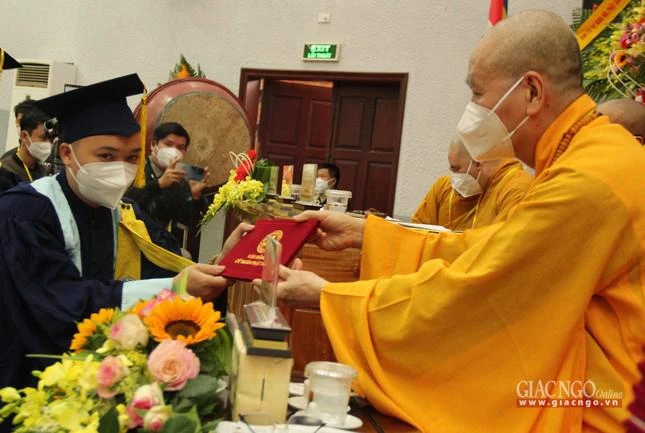 Hòa thượng Viện trưởng trao bằng đến các tân Cử nhân Phật học