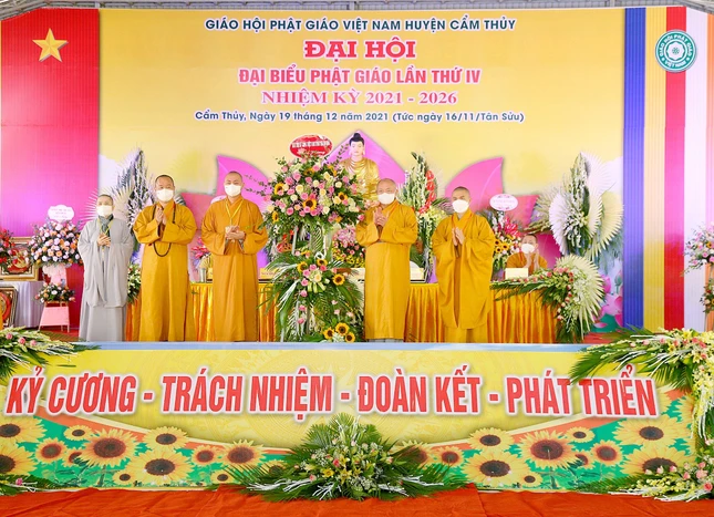 Ban Trị sự GHPGVN tỉnh Thanh Hóa tặng hoa chúc mừng đại hội Ban Trị sự GHPGVN tỉnh Thanh Hóa tặng hoa chúc mừng đại hội