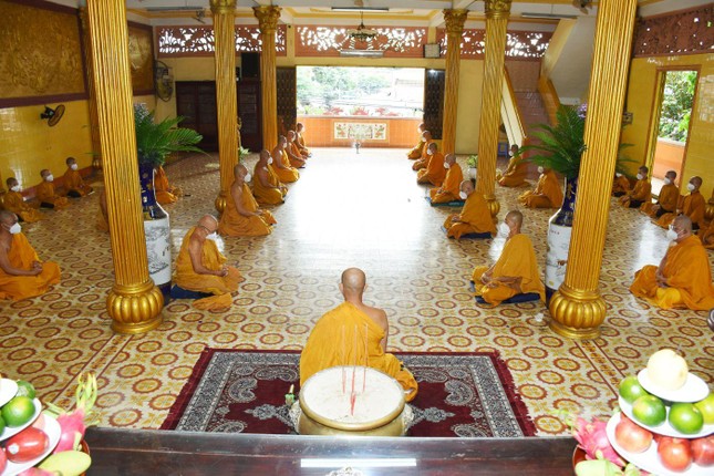 Chư Tăng Giáo đoàn VI trong khóa tu "Một ngày sống chung an lạc" tại tịnh xá Lộc Uyển - Ảnh: Diệu Anh