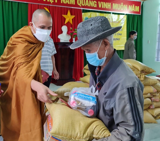 Đại đức Minh Liên tận tay trao quà đến người dân