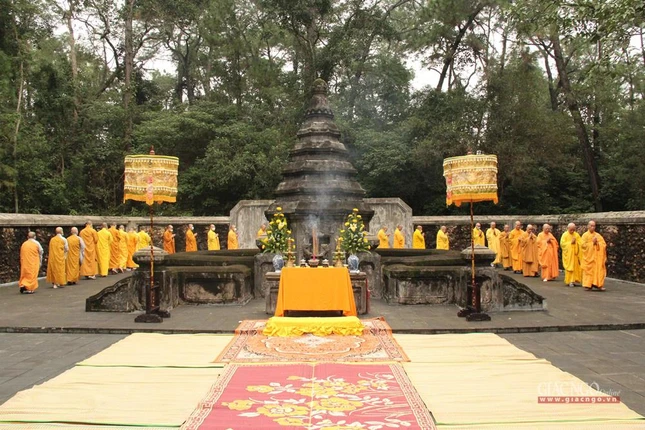 Hữu nhiễu bảo tháp