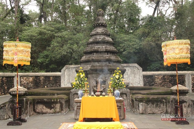 Tháp của Tổ Liễu Quán được xây gần tổ đình Thuyền Tôn, trên núi Thiên Thai.