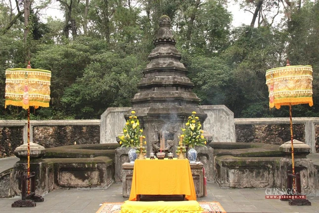 Tháp của Tổ Liễu Quán được xây gần tổ đình Thuyền Tôn, trên núi Thiên Thai. Tháp của Tổ Liễu Quán được xây gần tổ đình Thuyền Tôn, trên núi Thiên Thai.