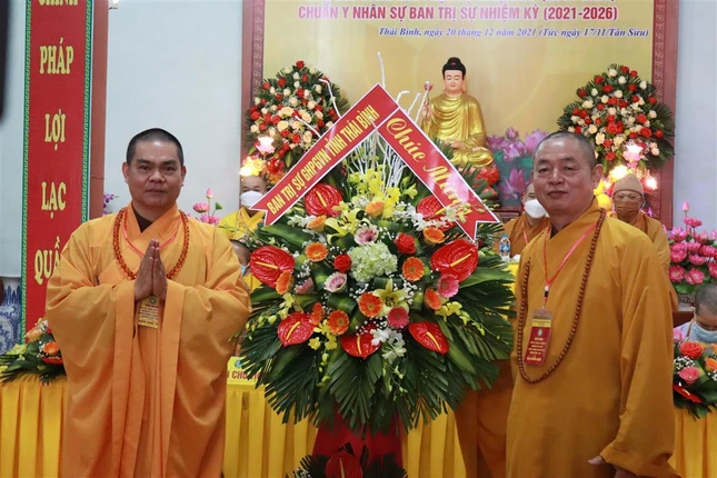 Ban Trị sự Phật giáo tỉnh Thái Bình tặng hoa chúc mừng hội nghị Ban Trị sự Phật giáo tỉnh Thái Bình tặng hoa chúc mừng hội nghị