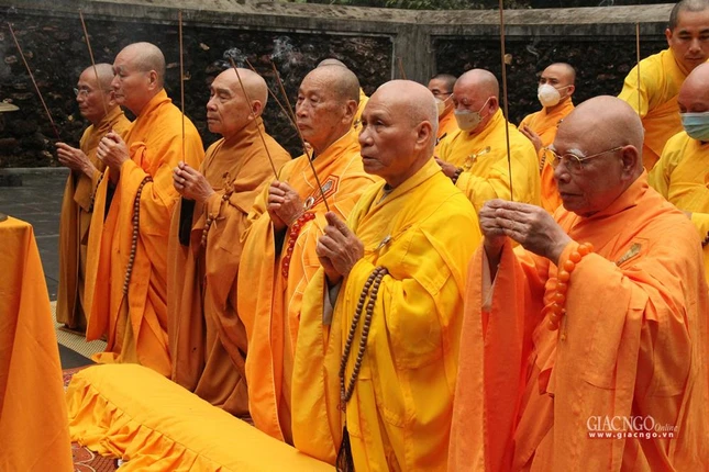 Chư tôn đức niêm hương cúng dường