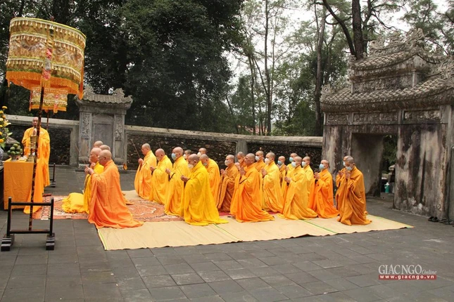 Cung kính dâng hương tưởng niệm