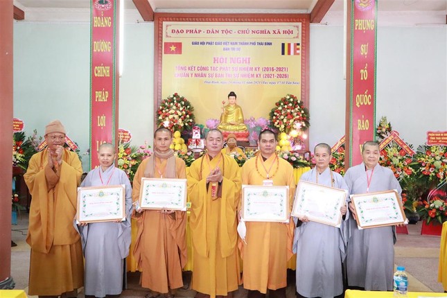 Tập thể, cá nhân nhận Bằng tuyên dương công đức