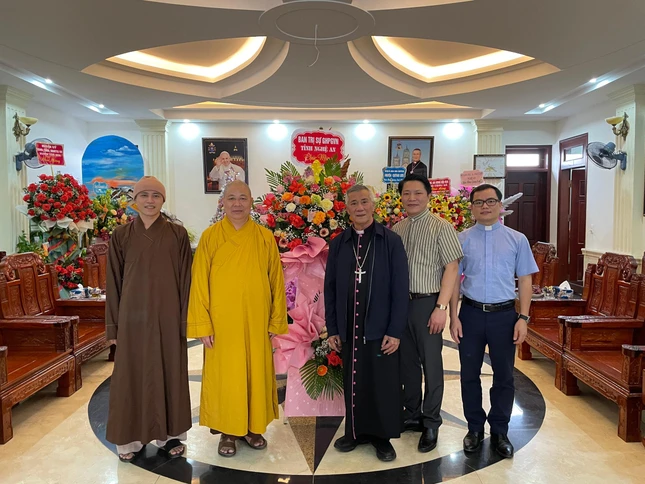 Thượng tọa Thích Thọ Lạc tặng hoa chúc mừng Giám mục Anphong Nguyễn Hữu Long nhân Giáng sinh năm 2021