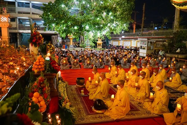 Thắp sáng hoa đăng cầu nguyện