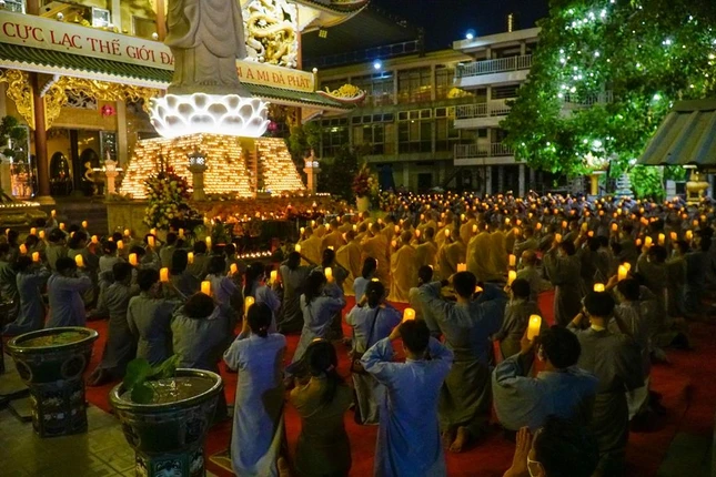 Những ngọn nến tượng trưng cho bi, trí, dũng