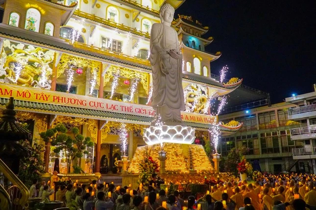 Hoa đăng Khánh đản Đức Phật A Di Đà