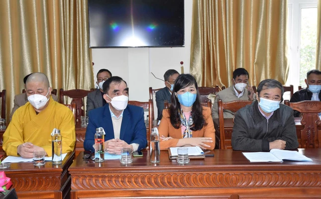 Thượng tọa Thích Thọ Lạc và đại biểu chính quyền tỉnh tham dự buổi gặp mặt