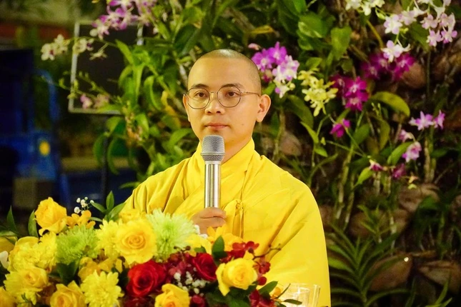 Đại đức Thích Nguyện Truyền điều phối chương trình lễ hoa đăng