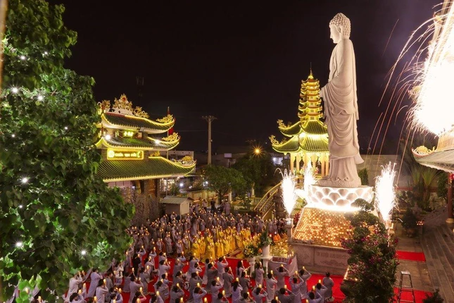 Không gian lung linh thắp sáng hoa đăng kỷ niệm khánh vía Đức Phật A Di Đà trong khuôn viên chùa Vạn Đức
