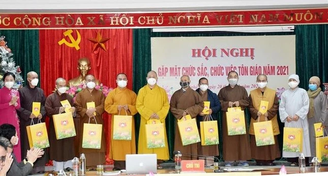 Ủy ban MTTQVN tỉnh Nghệ An tặng quà đến các đại biểu Phật giáo