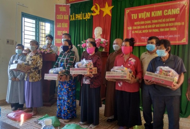 Đại đức Thích Nguyên Chiếu tặng quà cho người dân gặp khó khăn do dịch Covid-19 tại xã Phú Lạc, huyện Tuy Phong, tỉnh Bình Thuận