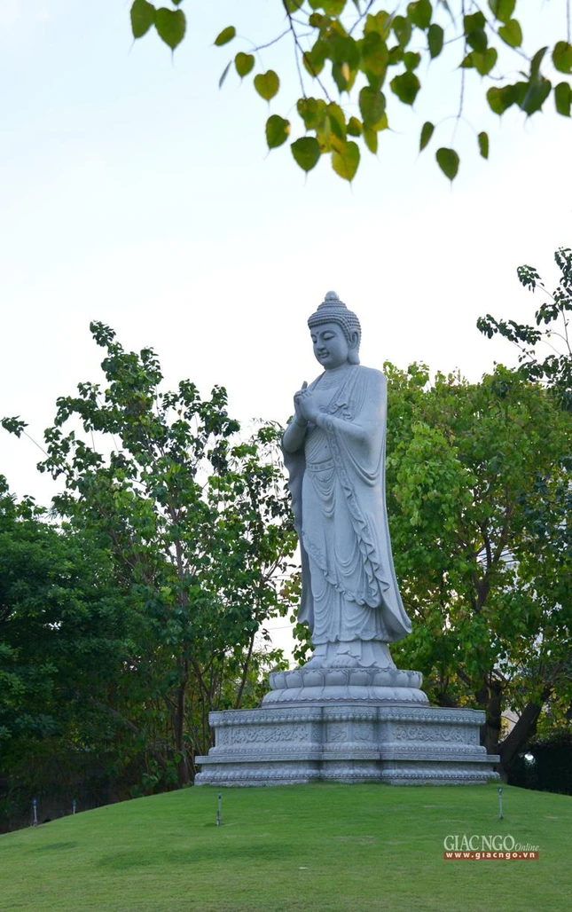 Tôn tượng Đức Phật A Di Đà tại chùa Huê Nghiêm