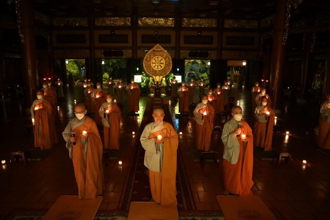 Thắp sáng hoa đăng