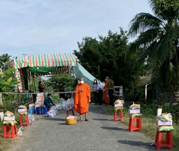 Đại đức Thạch Sa Thanh tặng quà người dân khu phong tỏa tại ấp Ô Rồm Đại đức Thạch Sa Thanh tặng quà người dân khu phong tỏa tại ấp Ô Rồm