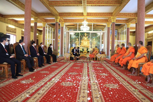 Đại Tăng thống Tep Vong và chư Tăng chùa Unalom đón tiếp phái đoàn Chủ tịch nước Nguyễn Xuân Phúc