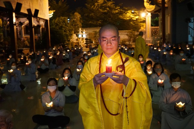 Những ngọn nến lung linh mừng khánh đản Đức Phật A Di Đà