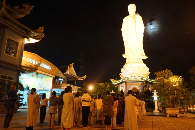 Thành kính đối trước tôn tượng Đức Từ Phụ