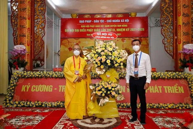 Sở Nội vụ tỉnh Đồng Tháp tặng hoa chúc mừng