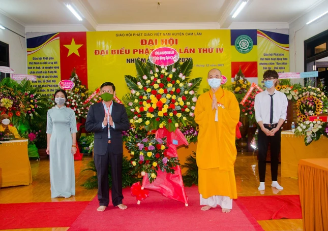 Công an huyện Cam Lâm tặng hoa chúc mừng đại hội