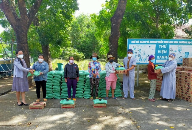 Đoàn tặng quà tại thôn Đồng Me, xã Đức Thuận, huyện Tánh Linh, Bình Thuận