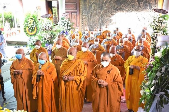 Đoàn Ban Trị sự Phật giáo TP.Vũng Tàu cùng chư tôn đức Tăng, Ni các tự viện thắp hương tưởng niệm cố Thượng tọa Thích Thông Nhẫn tân viên tịch