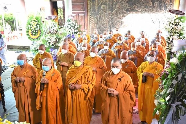 Đoàn Ban Trị sự Phật giáo TP.Vũng Tàu cùng chư tôn đức Tăng, Ni các tự viện thắp hương tưởng niệm cố Thượng tọa Thích Thông Nhẫn tân viên tịch