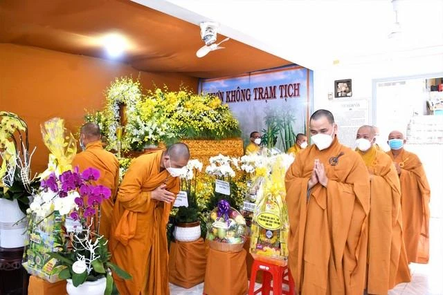 Hữu nhiễu kim quan