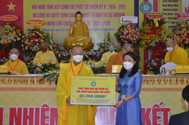 Trao tặng 60 triệu đồng đến đại diện Ủy ban MTTQVN quận Liên Chiểu để xây nhà Đại đoàn kết