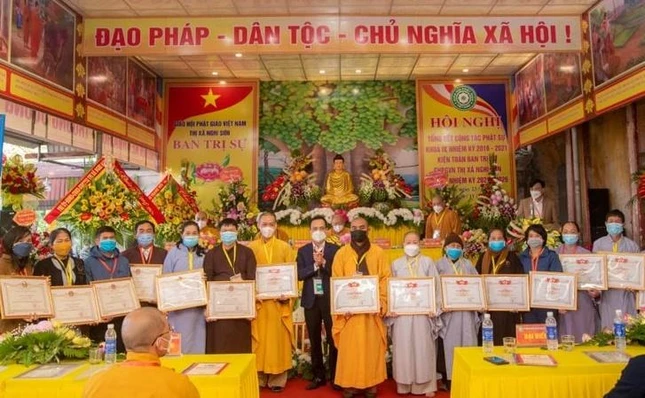 Đại diện lãnh đạo chính quyền thị xã trao Giấy khen cho các tập thể và cá nhân xuất sắc