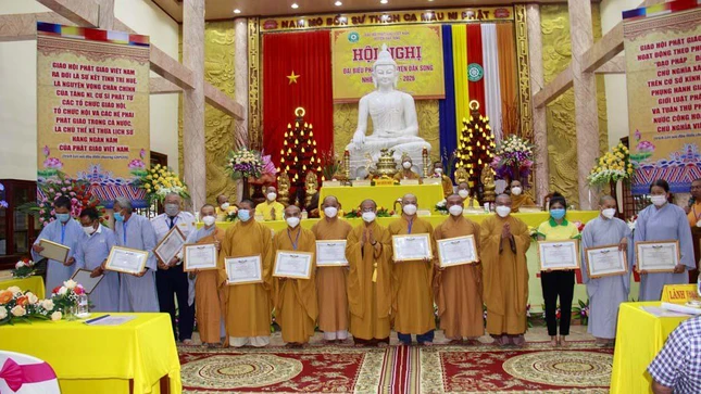 Tập thể, cá nhân nhận Bằng tuyên dương công đức