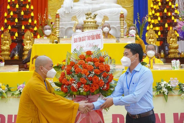 Ban Tôn giáo tỉnh Đắk Nông tặng hoa chúc mừng hội nghị