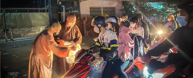 Hỗ trợ bình oxy cho bệnh nhân Covid-19 và trao tặng hơn 1,8 triệu phần cơm trong mùa dịch - Ảnh: NVCC Hỗ trợ bình oxy cho bệnh nhân Covid-19 và trao tặng hơn 1,8 triệu phần cơm trong mùa dịch - Ảnh: NVCC