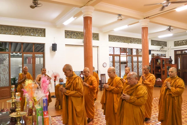 Chư tôn đức Giáo phẩm dâng hương tưởng niệm cố Trưởng lão Hòa thượng Giác Tánh