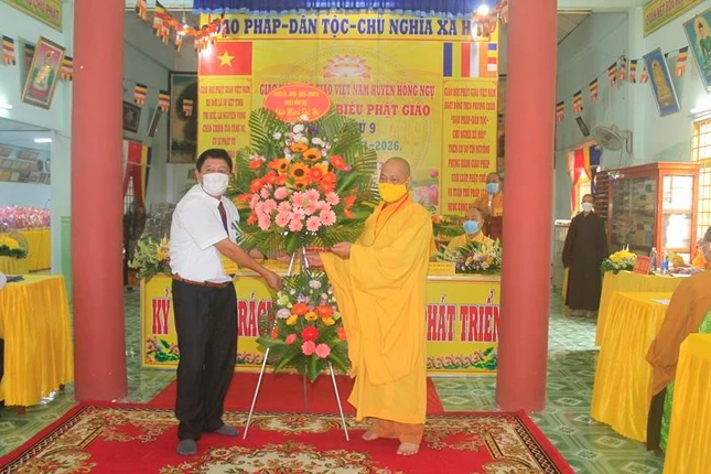 Lãnh đạo huyện Hồng Ngự tặng hoa chúc mừng đại hội